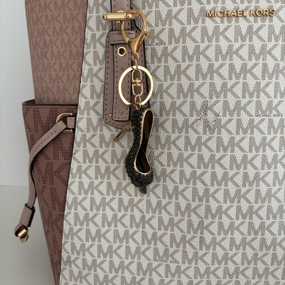 Elegant Black and Gold High Heel Keychain - Picture 3 of 6
